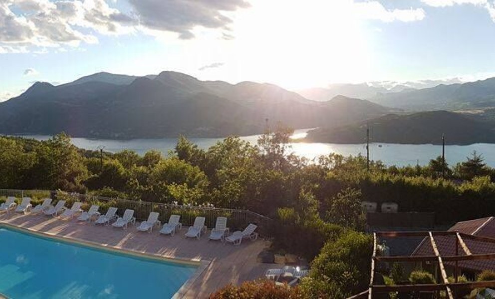 Vue Serre-Ponçon camping piscine La Palatrière Hautes-Alpes