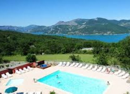 Vue Serre Ponçon camping piscine La Palatrière Haute-Alpes