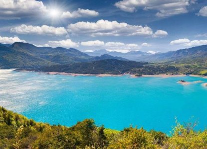 Lac Serre Ponçon et ses montagnes