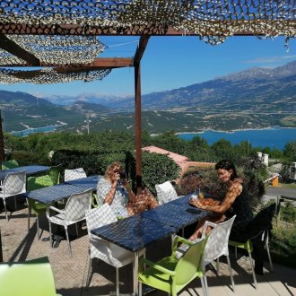 Terrasse face au lac de Serre-Ponçon