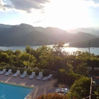 Vue Serre-Ponçon camping piscine La Palatrière Hautes-Alpes
