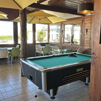 Restaurant salle intérieure avec billard