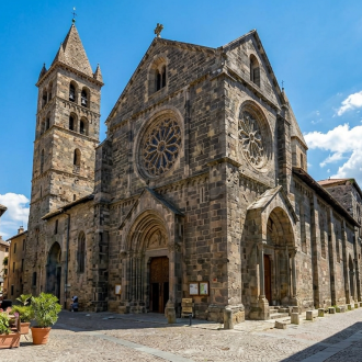 Architecture détaillée de la Cathédrale Notre-Dame du Réal à Embrun, monument historique avec sa place et sa terrasse de café