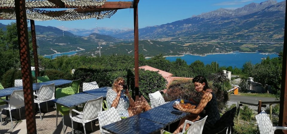 Terrasse face au lac de Serre-Ponçon
