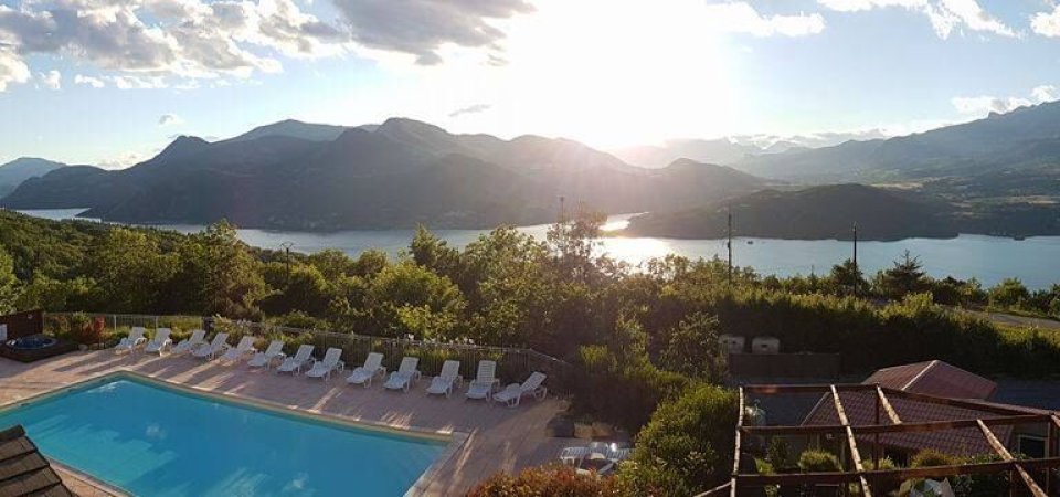 Vue Serre-Ponçon camping piscine La Palatrière Hautes-Alpes