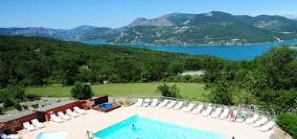 Vue Serre Ponçon camping piscine La Palatrière Haute-Alpes